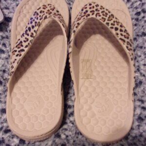 Joybees leopard flip flops size 8
